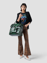 Pantaloni con stampa pitone