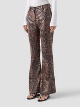 Pantaloni con stampa pitone