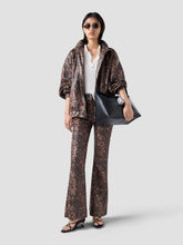 Pantaloni con stampa pitone